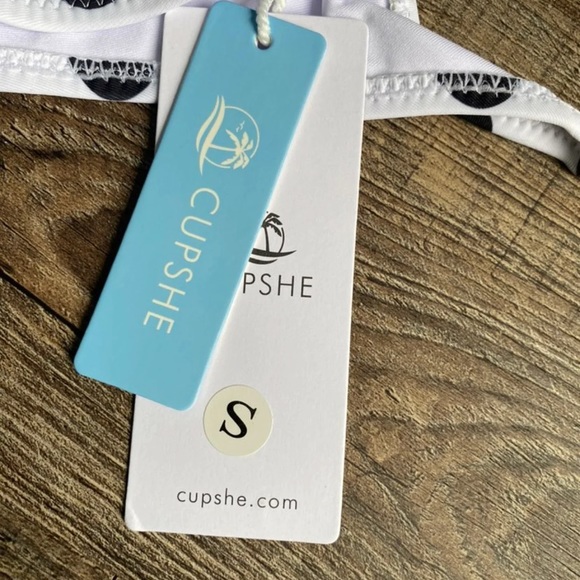 🌟 Cupshe Polka Dot Bikini set - Picture 4 of 11